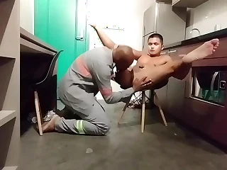 Trabalhador fode assiatico no pelo